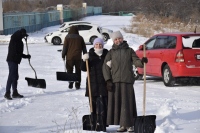 14 добровольцев помогли в уборке снега в Петропавловском монастыре