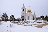 Хабаровские прихожане помогли очистить от снега территорию Петропавловского монастыря