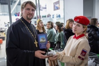 Клирик Елизаветинского храма принял участие в акции школьников «Блокадный хлеб»