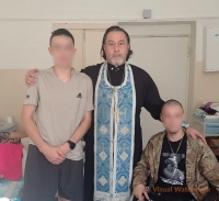 Хабаровский священник посетил раненных бойцов в больнице