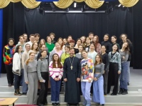 Хабаровский священник провел духовную беседу с творческой молодежью