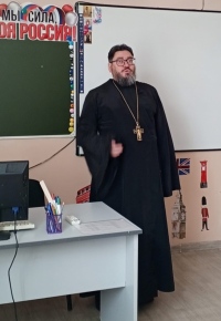 О дружбе со святыми рассказал священник хабаровским школьникам