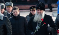 В канун Дня защитника Отечества митрополит Артемий возложил цветы к Вечному огню