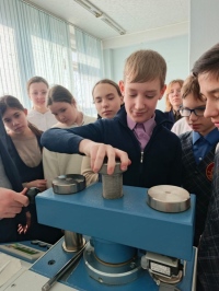 Ученики РКШ посетили с экскурсией Институт тектоники и геофизики
