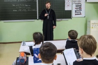 Хабаровский священник рассказал школьникам о почитании родителей