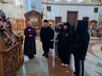 Гости из Якутии познакомились со святынями главного собора края