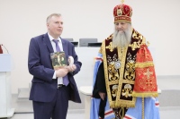 Митрополит Артемий совершил пасхальный молебен в краевом центре онкологии