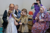 Учащиеся воскресной школы Елизаветинского храма поделились пасхальной радостью с подопечными Марфо-Мариинской богадельни