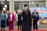 Настоятель Покровского храма принял участие в школьном митинге в честь 80-летия Великой Победы