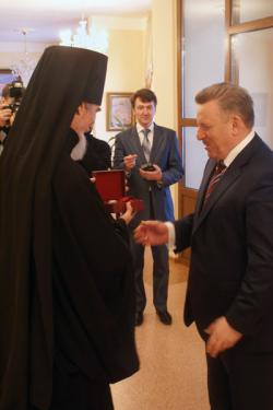 Губернатор Хабаровского края  Вячеслав Иванович  Шпорт поздравил Архиепископа  Хабаровского и Приамурского Игнатия с Пасхой<br />