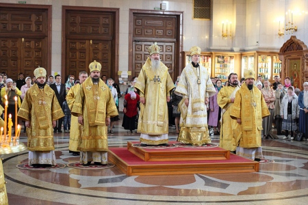 Литургия с участием пяти архиереев была совершена в главном храме Хабаровска