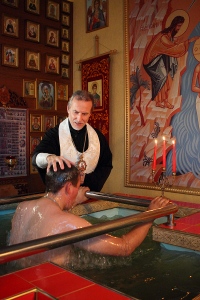 Правящий архиерей совершил Таинство крещения над семьюдесятью военнослужащими в воинском храме