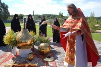 В женском монастыре освятили купола для часовни в честь иконы Богородицы "Неупиваемая Чаша"