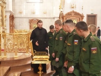 Солдаты-срочники посетили храмы Хабаровска с экскурсией