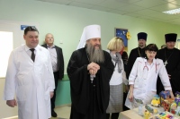 Митрополит Артемий поздравил с Рождеством Христовым маленьких пациентов краевой больницы