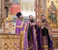 Всенощное бдение с чином выноса Креста Господня в главном соборе края 22 марта 2025 г.
